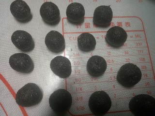 9、熊猫汤圆～幸福团团圆圆,从冰箱取出提前做好的黑芝麻糖馅，分成每个3克待用