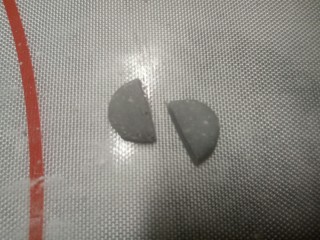 12、熊猫汤圆～幸福团团圆圆,取一个大约1克的黑面团，揉圆按扁，用刮板对半切开做熊猫的耳朵