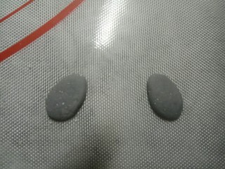 13、熊猫汤圆～幸福团团圆圆,再取大约1.5克的黑面团做熊猫的眼睛和嘴巴