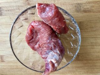 1、温补驱寒+白萝卜炒牛肉,新鲜牛肉200g