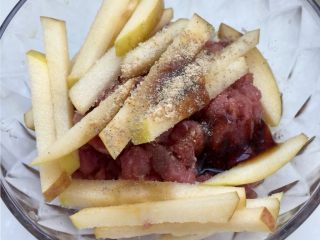 3、温补驱寒+白萝卜炒牛肉,加入少许蚝油,一点生抽,适量料酒,少许糖,一点黑胡椒粉,少许生姜粉,拌匀腌制15分钟