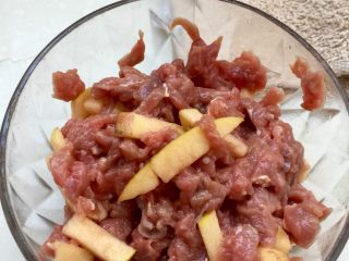 5、温补驱寒+白萝卜炒牛肉,加入少许食用油抓匀