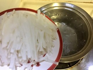 9、温补驱寒+白萝卜炒牛肉,坐锅烧水,水开放入白萝卜丝