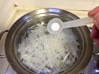 10、温补驱寒+白萝卜炒牛肉,加入少许食盐,关火