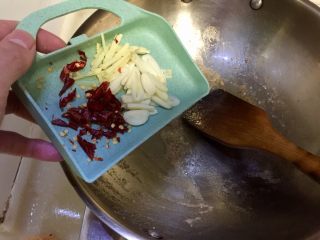 14、温补驱寒+白萝卜炒牛肉,留底油,加入蒜片姜丝干辣椒煸炒