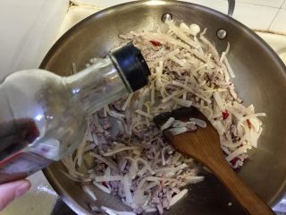 17、温补驱寒+白萝卜炒牛肉,淋入少许生抽提鲜,翻炒均匀