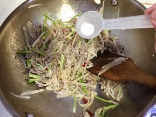 19、温补驱寒+白萝卜炒牛肉,尝一下味道,根据个人口味加入适量食盐翻炒均匀,烫白萝卜加过盐,腌牛肉也加入了蚝油生抽,所以这里盐可以少加,千万别咸了