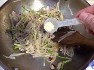 20、温补驱寒+白萝卜炒牛肉,出锅前加入一点鸡精