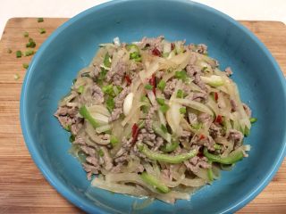 21、温补驱寒+白萝卜炒牛肉,上道菜还剩了一点葱花,也撒上了^o^