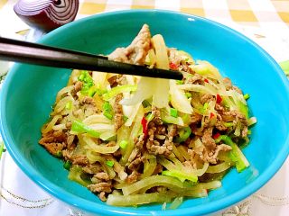 25、温补驱寒+白萝卜炒牛肉,白萝卜脆,牛肉嫩,营养丰富,咸鲜可口,秋冬食用,能起到温阳散寒的功效