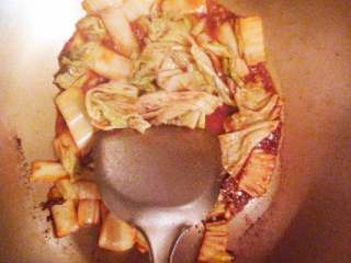 2、韩国辣炒年糕片家庭版,白菜切几刀，锅内加油，将切好的白菜倒入翻炒几下，加入辣椒酱、豆瓣酱，继续翻炒