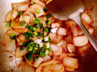 4、韩国辣炒年糕片家庭版,出锅前加入切好的蒜苗碎