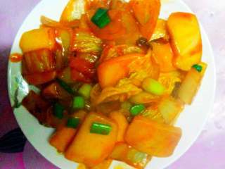 5、韩国辣炒年糕片家庭版,美味的韩式辣炒年糕就出国盛盘了，做法比较简单，不过也别有一番异国风味哦！