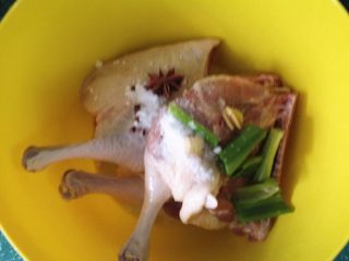 2、南京盐水鸭,将鸭腿及主料中食材倒入盆中，再用给鸭腿做按摩，使作料均匀涂抹在鸭腿上