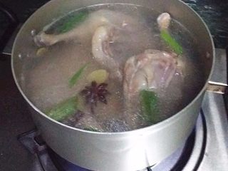 6、南京盐水鸭,水开后放入晾干鸭腿，加盖大火