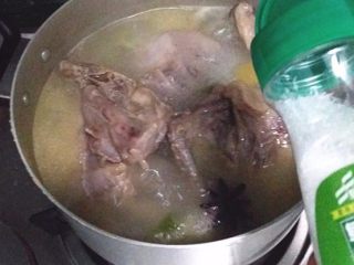 9、南京盐水鸭,撒少许味精关火