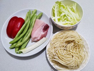 1、豆角焖面,食材如上图（面条，猪肉，四季豆，甜椒，大葱，莲白。）
