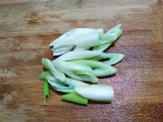 2、豆角焖面,大葱斜切