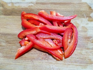 3、豆角焖面,甜椒切丝（配色）