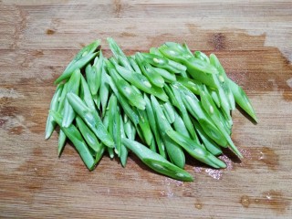 4、豆角焖面,豆角去头尾斜切（斜切为了豆角熟得更快）
