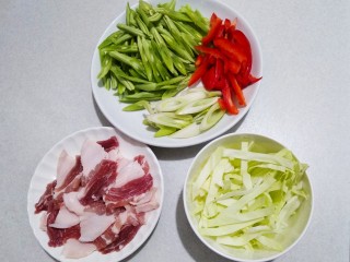 6、豆角焖面,莲白事先切好的，准备工作已做好。