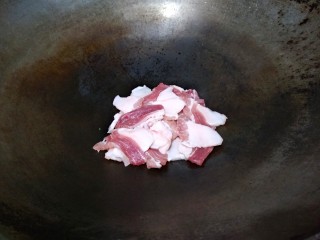 7、豆角焖面,起锅，放入肉片。