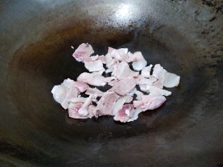 8、豆角焖面,将肉片平铺在锅里