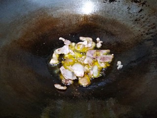 10、豆角焖面,倒适量的菜籽油