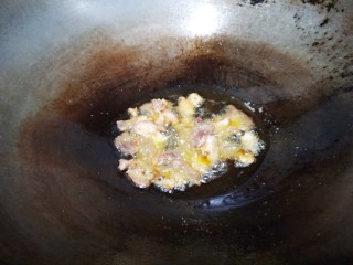 11、豆角焖面,将肉片煎至成油渣