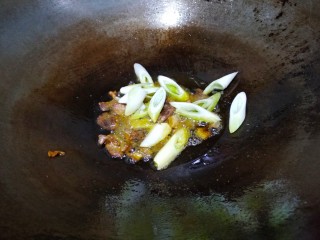 12、豆角焖面,放大葱炒香