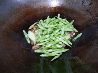 13、豆角焖面,放四季豆翻炒