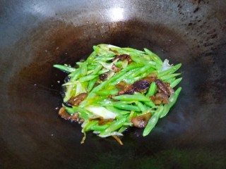 14、豆角焖面,炒到四季豆变色