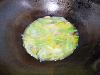 16、豆角焖面,将水烧开