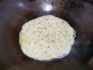 17、豆角焖面,面条放入