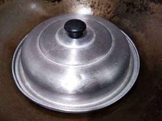 18、豆角焖面,盖上盖子焖