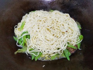 19、豆角焖面,面条吸收汤汁，用筷子将面条翻动。