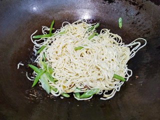 20、豆角焖面,再盖上盖子焖一会儿，汤汁焖干。