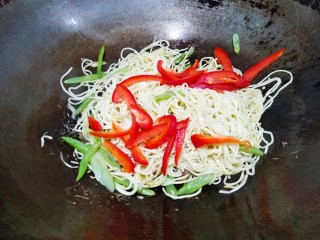 21、豆角焖面,放甜椒丝翻炒片刻