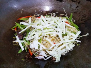 22、豆角焖面,放莲白丝