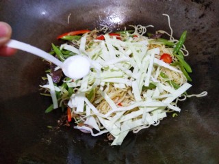 23、豆角焖面,放适量的盐