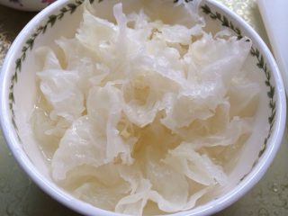 1、冰糖雪梨,提前1小时泡银耳，泡开后洗净撕成小朵