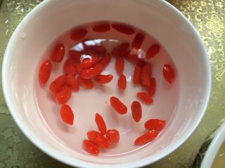 2、冰糖雪梨,提前1小时枸杞泡水洗净