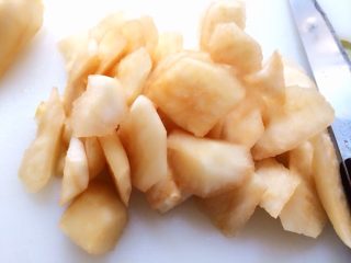 3、冰糖雪梨,雪梨洗净去皮切小块