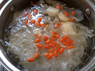 4、冰糖雪梨,做开水，水开后放银耳、雪梨、枸杞，中小火熬制50分钟