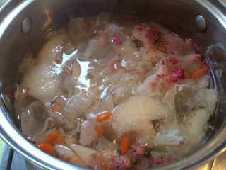 6、冰糖雪梨,放入冰糖、玫瑰碎再煮制10分钟。关火出锅喽！