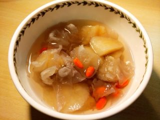 7、冰糖雪梨,时间越长越粘稠，越有胶原蛋白的感觉。喝上一口微甜中有淡淡玫瑰清香，齿颊留香，回味无穷