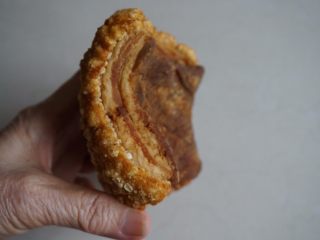 1、芋头扣肉,市场买回来的已经炸好的五花肉