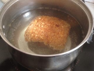 2、芋头扣肉,用水焯煮3分钟。主要目的是为了去一下油腻，毕竟现在人们讲究健康