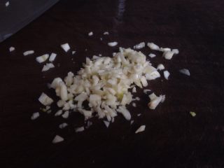 3、芋头扣肉,蒜去皮，拍扁后剁成茸