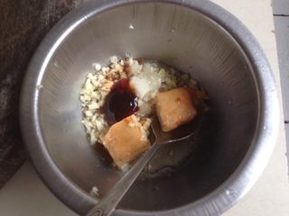 5、芋头扣肉,倒入油、蚝油，生抽，料酒和腐乳。